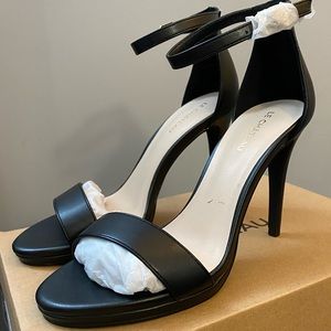 Brand new Black strappy heel size 8 Le Chateau
